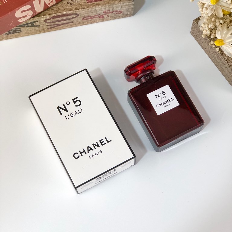 Original qualityChanel  Chanel 2018 limited edition Christmas model red bottle N ° 5 EDT Eau de Toilette 100mlChanel No. 5 perfume red limited editionAs the first bottle of perfume for many people, I believe we are very 