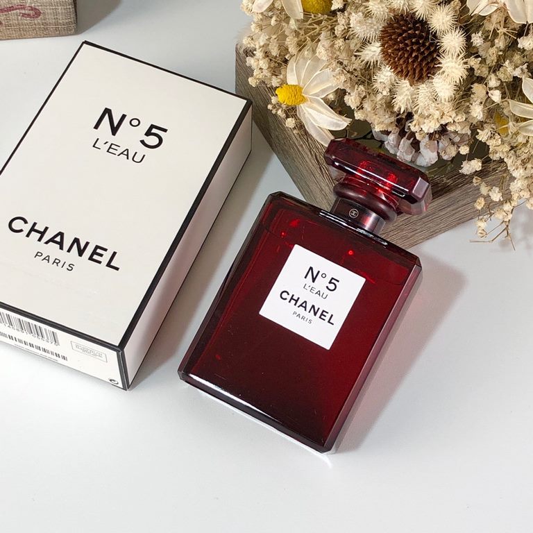 Original qualityChanel  Chanel 2018 limited edition Christmas model red bottle N ° 5 EDT Eau de Toilette 100mlChanel No. 5 perfume red limited editionAs the first bottle of perfume for many people, I believe we are very 