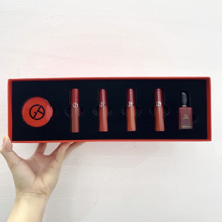 Original qualityArmani long red sample six-piece set! Contains red beloved perfume 7ml, red tube lip glaze 405, 415, 205, 206, red air cushion 2 #. Exquisite girl is to always keep, in the bag does not take up space, tra