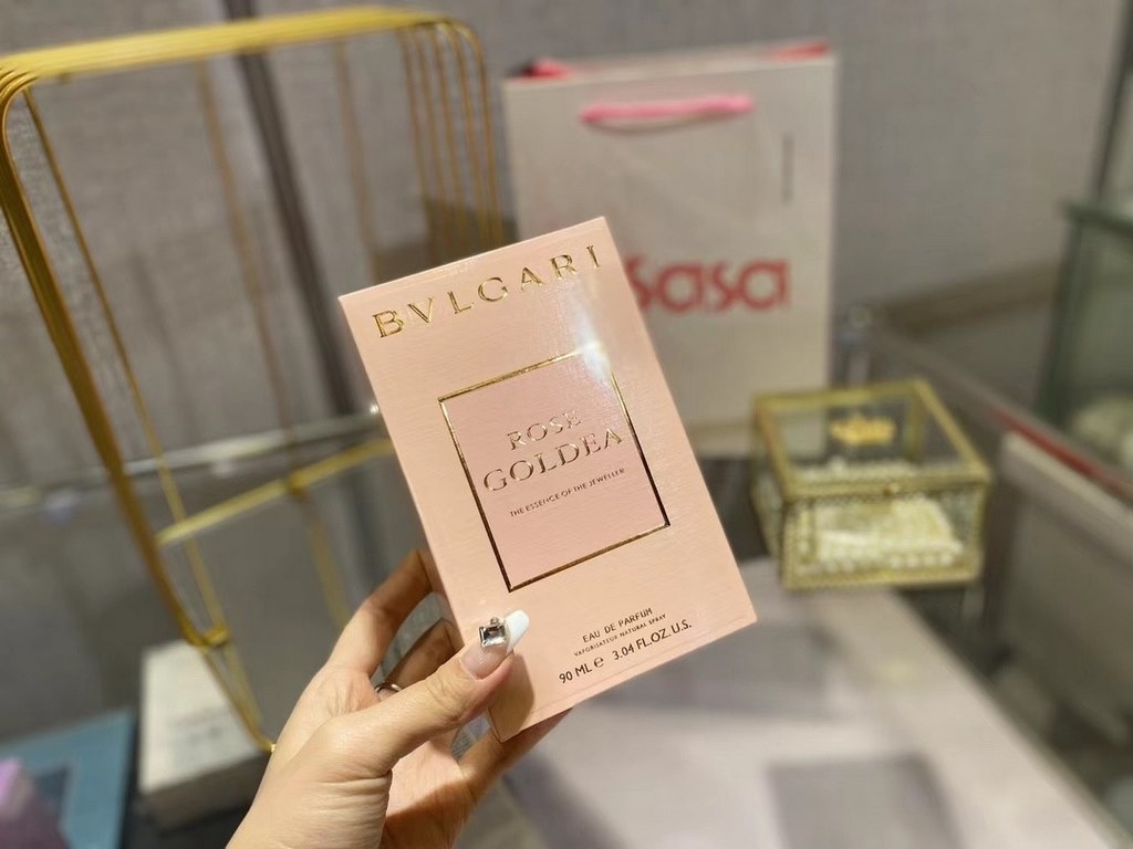 Original qualityNew   Bvlgari Rose Gold Ripple 90mlAnother perfume that was instantly struck by the rose note   and it was a perfume that was praised by straight men for smelling good hahahaThe bottle is different for ea