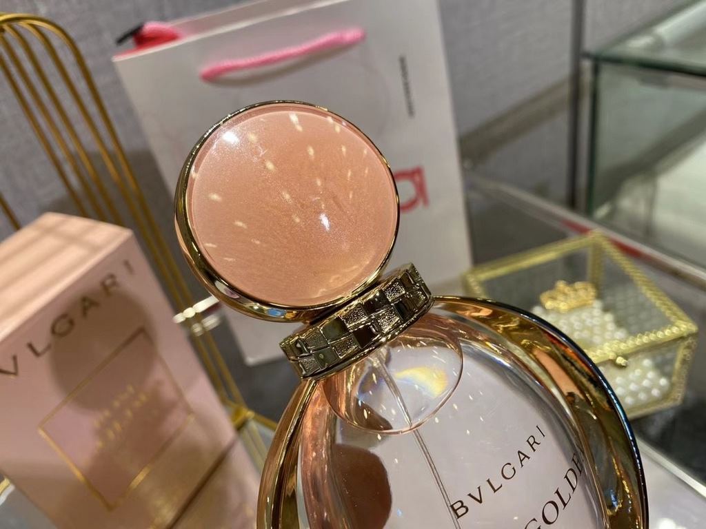 Original qualityNew   Bvlgari Rose Gold Ripple 90mlAnother perfume that was instantly struck by the rose note   and it was a perfume that was praised by straight men for smelling good hahahaThe bottle is different for ea