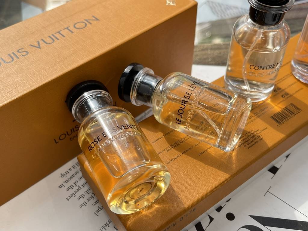 Original qualitylv perfume four sets of medium samples yellow box, lv Louis Vuitton perfume 4 sets  30ml  set contains   1  rose des vents (rose in the wind) reveals a fresh scent  2  apogée (peak) exudes a natural rhyme