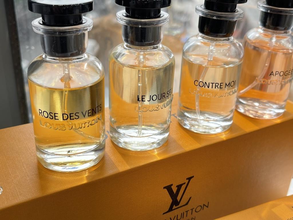 Original qualitylv perfume four sets of medium samples yellow box, lv Louis Vuitton perfume 4 sets  30ml  set contains   1  rose des vents (rose in the wind) reveals a fresh scent  2  apogée (peak) exudes a natural rhyme