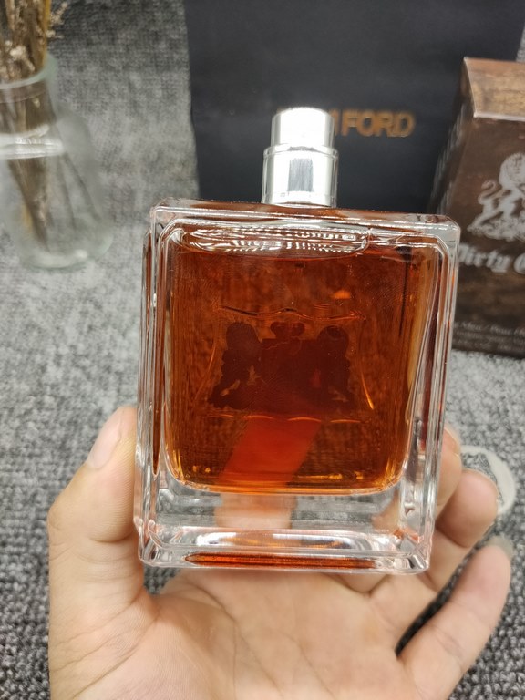 Tangerine Tonic Dirty ManFragrance Notes Spicy WoodyOdor Carrot Seed Oak Moss Sandalwood Orange Musk Sedum (Ebony) Cypress Ebony Vetiver Cedarwood Lemon Cardamom Marjoram LeatherAttributes Men's FragrancePerfumer Claude 