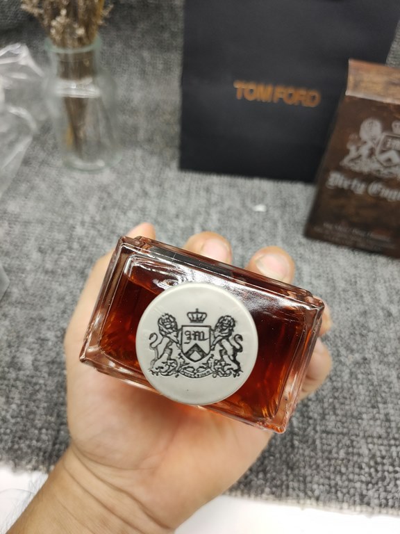 Tangerine Tonic Dirty ManFragrance Notes Spicy WoodyOdor Carrot Seed Oak Moss Sandalwood Orange Musk Sedum (Ebony) Cypress Ebony Vetiver Cedarwood Lemon Cardamom Marjoram LeatherAttributes Men's FragrancePerfumer Claude 