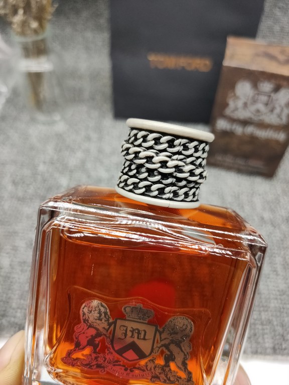 Tangerine Tonic Dirty ManFragrance Notes Spicy WoodyOdor Carrot Seed Oak Moss Sandalwood Orange Musk Sedum (Ebony) Cypress Ebony Vetiver Cedarwood Lemon Cardamom Marjoram LeatherAttributes Men's FragrancePerfumer Claude 