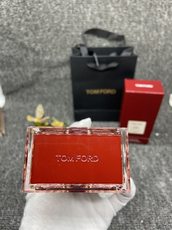 Tom Ford Falling Cherry (Falling Cherry Sweet Love) 100mlFragrance Oriental FloralTop Note Sour Cherry, Spirits, AlmondsMiddle Note Sour Cherry Rose Jasmine PlumBase note Peruvian balsam, sandalwood, vetiver, cedar, benz