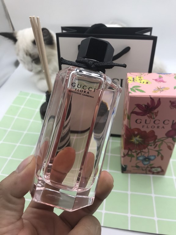 Brand Gucci Gorgeous Orange BlossomTop notes cranberry, pearMiddle note gardenia, red carnation flower base note patchouli, brown brown sugarJuicy cranberries and pears open the fragrance sparklingly, bringing out the ri