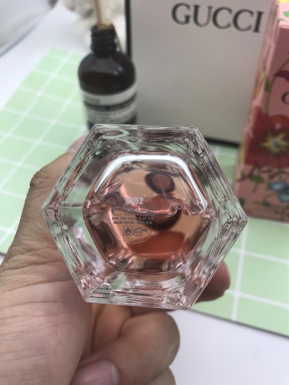 Brand Gucci Gorgeous Orange BlossomTop notes cranberry, pearMiddle note gardenia, red carnation flower base note patchouli, brown brown sugarJuicy cranberries and pears open the fragrance sparklingly, bringing out the ri