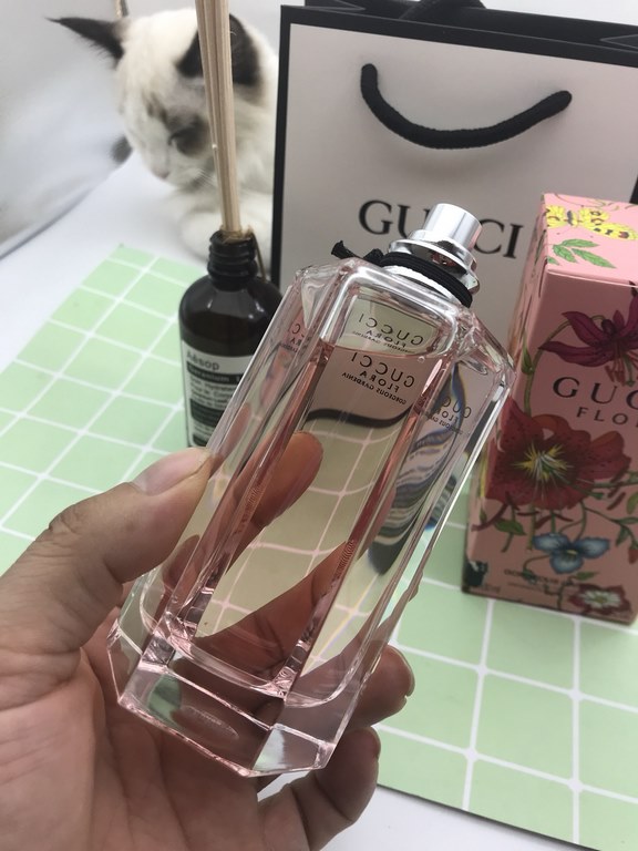 Brand Gucci Gorgeous Orange BlossomTop notes cranberry, pearMiddle note gardenia, red carnation flower base note patchouli, brown brown sugarJuicy cranberries and pears open the fragrance sparklingly, bringing out the ri