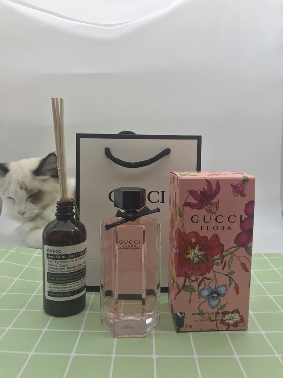 Brand Gucci Gorgeous Orange BlossomTop notes cranberry, pearMiddle note gardenia, red carnation flower base note patchouli, brown brown sugarJuicy cranberries and pears open the fragrance sparklingly, bringing out the ri