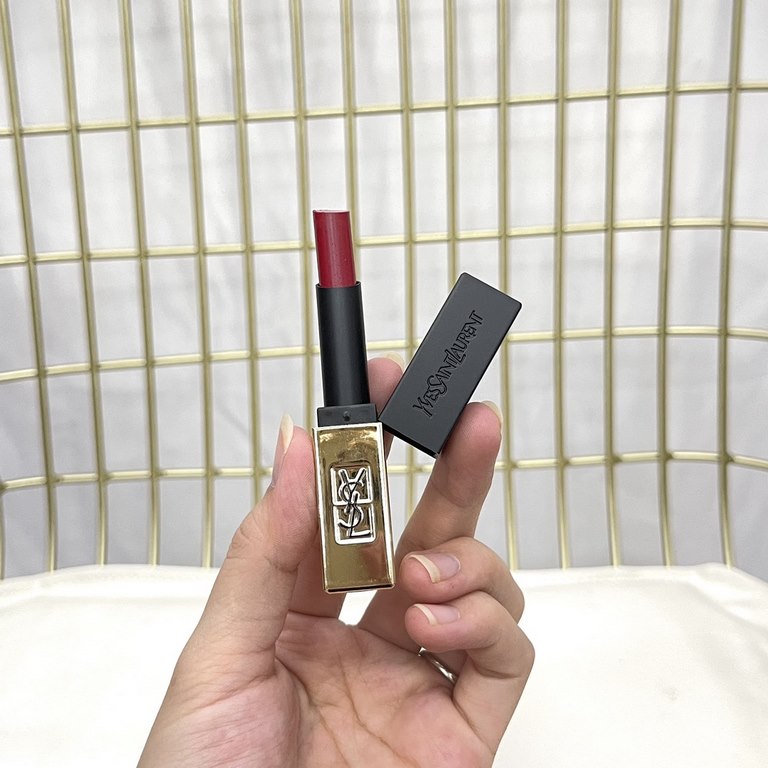 Original qualitySaint Laurent leather makeup sample five-piece set! Saint Laurent new five-piece set contains counter samples Saint Laurent leather air cushion samples   small gold bar lipstick   Saint Laurent Reverse Pa