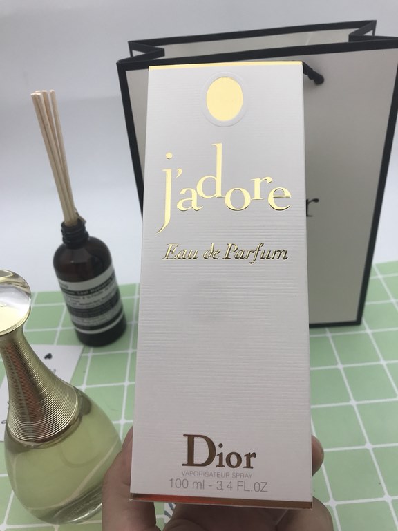 Brand Name Dior True Me Fragrance Fragrance Note Floral [1]Top notes Osmanthus, Ivy, MandarinMiddle Notes Violet, Orchid, Orange BlossomAftertaste blackberry, vanilla, musk Citrus top notes into the grassy aroma of ivy, 