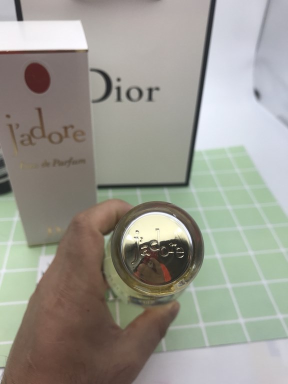 Brand Name Dior True Me Fragrance Fragrance Note Floral [1]Top notes Osmanthus, Ivy, MandarinMiddle Notes Violet, Orchid, Orange BlossomAftertaste blackberry, vanilla, musk Citrus top notes into the grassy aroma of ivy, 