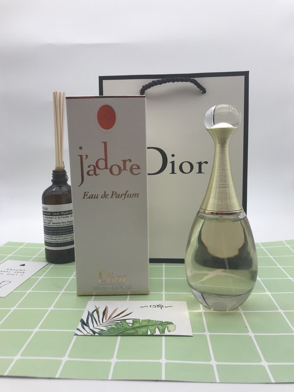 Brand Name Dior True Me Fragrance Fragrance Note Floral [1]Top notes Osmanthus, Ivy, MandarinMiddle Notes Violet, Orchid, Orange BlossomAftertaste blackberry, vanilla, musk Citrus top notes into the grassy aroma of ivy, 