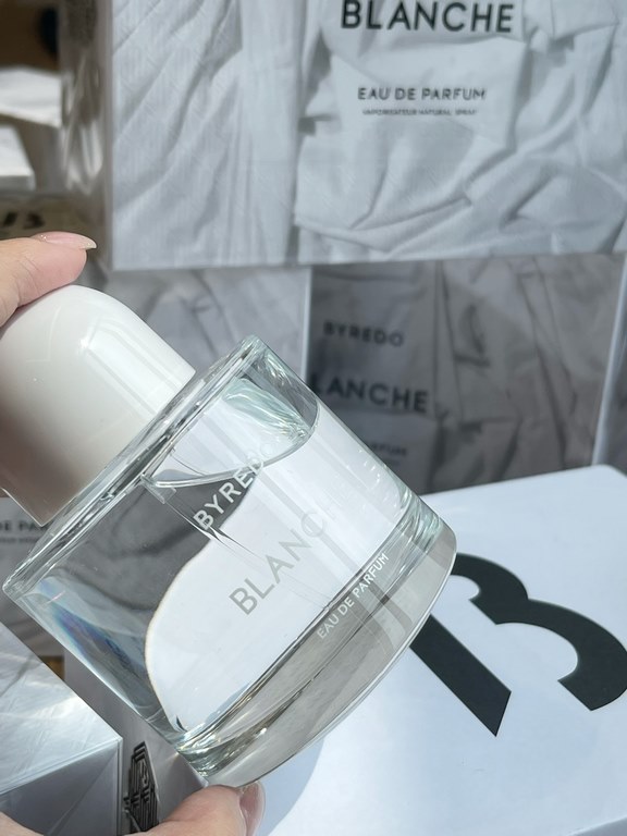 Original qualityParade limited edition white romanticThe limited edition white cap is so pretty! The white cap  transparent stickerless bottle is exactly the same as the perfume! The overall smell is soap and gentle whit