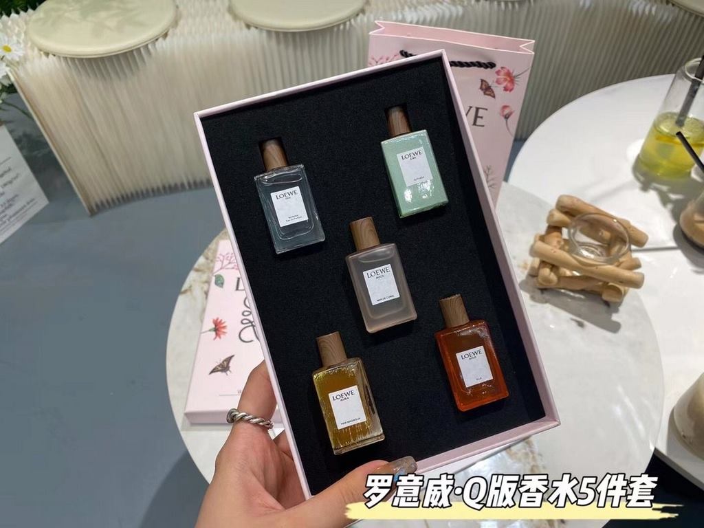 Original qualityLoewe Perfume Sample 5 Piece Powder Box  5×7.5ml.POWDER BOX SMELL Classic Lady, Miracle Skylight, Coral Sea, Solo Manifesto, Muse of Light.