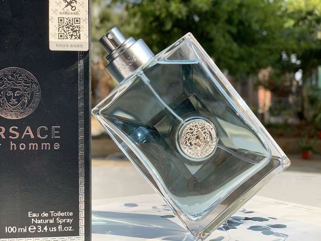 Original qualityversace versace eponymous classic men's fragrance 100mlFragrance WoodyTop notes bergamot, neroli oil, citron, bitter orange leafMiddle note geranium, sage, blue hyacinth, snowBase notes Oud wood, amber or