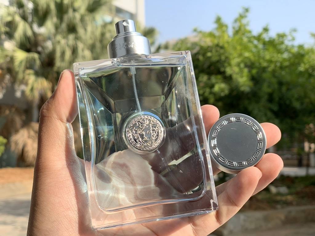 Original qualityversace versace eponymous classic men's fragrance 100mlFragrance WoodyTop notes bergamot, neroli oil, citron, bitter orange leafMiddle note geranium, sage, blue hyacinth, snowBase notes Oud wood, amber or