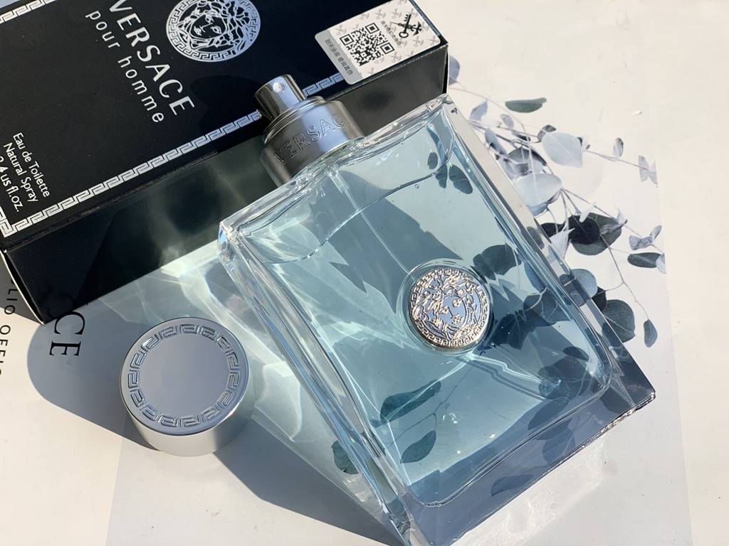 Original qualityversace versace eponymous classic men's fragrance 100mlFragrance WoodyTop notes bergamot, neroli oil, citron, bitter orange leafMiddle note geranium, sage, blue hyacinth, snowBase notes Oud wood, amber or