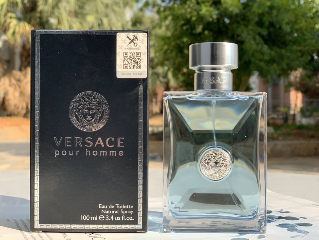 Original qualityversace versace eponymous classic men's fragrance 100mlFragrance WoodyTop notes bergamot, neroli oil, citron, bitter orange leafMiddle note geranium, sage, blue hyacinth, snowBase notes Oud wood, amber or