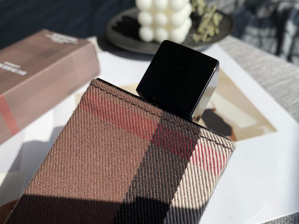 Original qualityburberry london for menLondon for Men is a refined and elegant amber woody fragrance that was created by antoinemaisondieu in givaudan.Top notes a blend of fresh bergamot, intense black pepper, lavender n