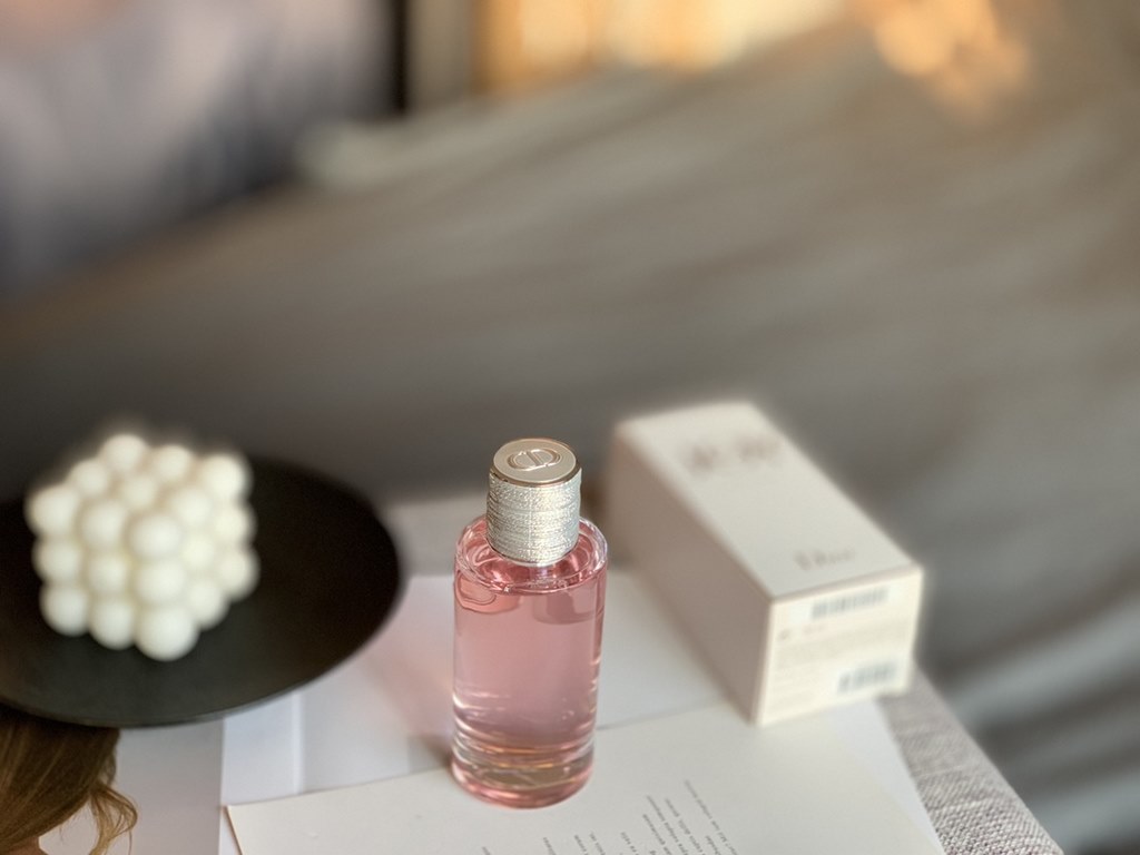 Original quality【Vietnam Perfume】Dior Dior Joy Joy of Joy EDP Intense Perfume 90ML 2018 Fall New A floral woody musk fragrance for women.Top notes bergamot and orange.Middle notes Rose de Grasse and Jasmine.Base notes Sa