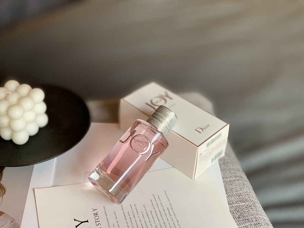 Original quality【Vietnam Perfume】Dior Dior Joy Joy of Joy EDP Intense Perfume 90ML 2018 Fall New A floral woody musk fragrance for women.Top notes bergamot and orange.Middle notes Rose de Grasse and Jasmine.Base notes Sa