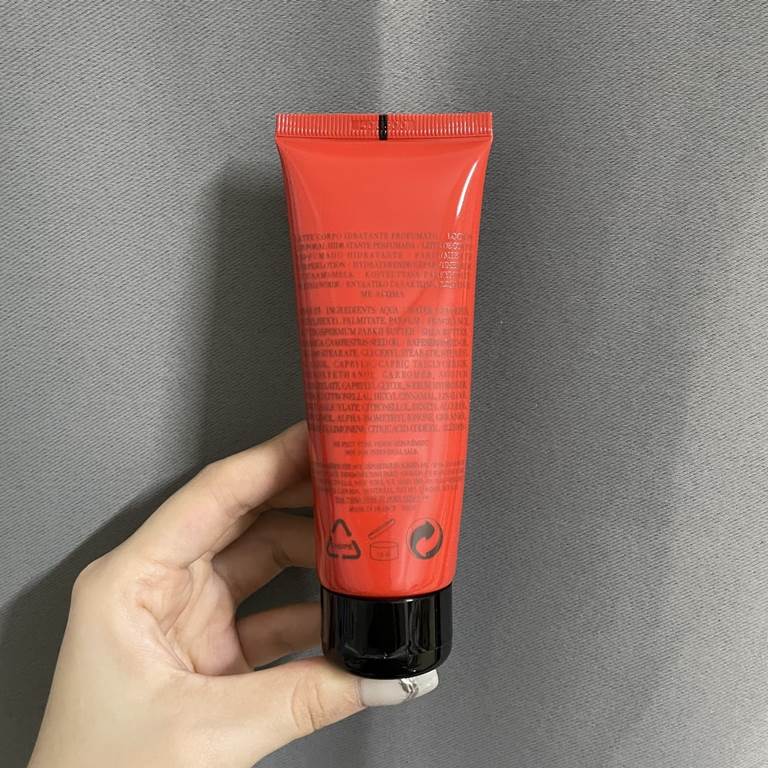 Original quality(Armani red love body lotion 75ml)   (Chinese label order note) this body lotion is really too much too feminine seductive kind of!I describe it as a young girl in a red halter dress in the forest on tipt