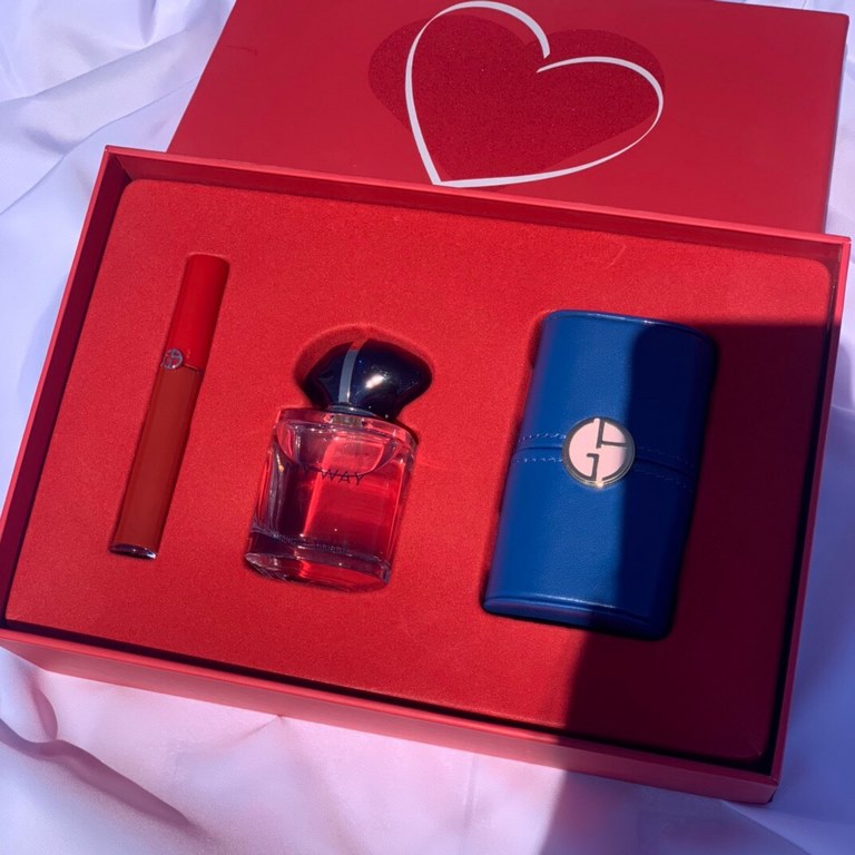 Original qualityArmani Moment of Love 3-piece set with leather caseRed Tube Lip Glaze 405# Red Beloved Perfume 50ml High Definition Perfume Leather CaseArmani Moment of Romance 3 Piece Set with Leather BagRed Tube Lip Gl