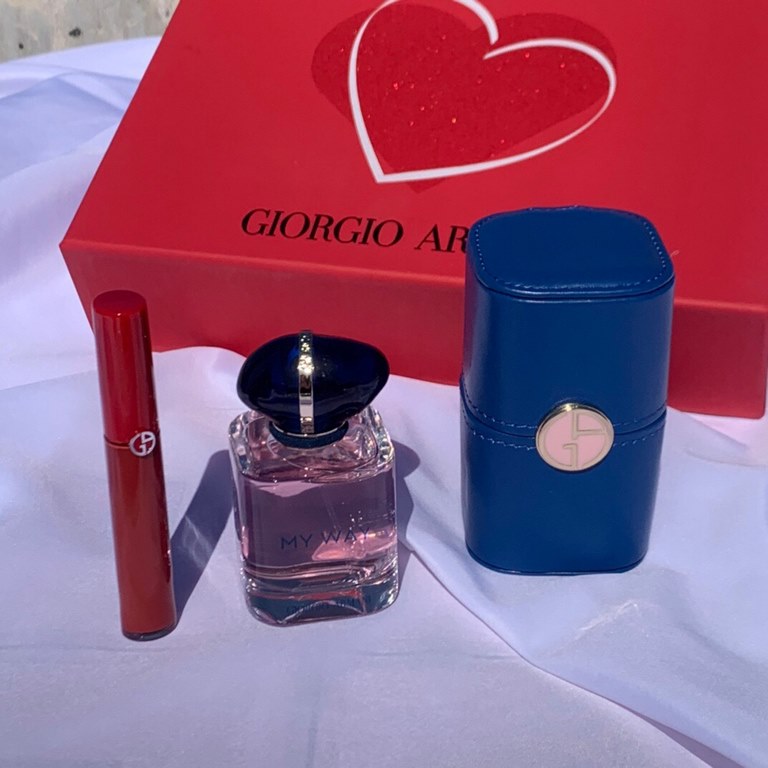 Original qualityArmani Moment of Love 3-piece set with leather caseRed Tube Lip Glaze 405# Red Beloved Perfume 50ml High Definition Perfume Leather CaseArmani Moment of Romance 3 Piece Set with Leather BagRed Tube Lip Gl