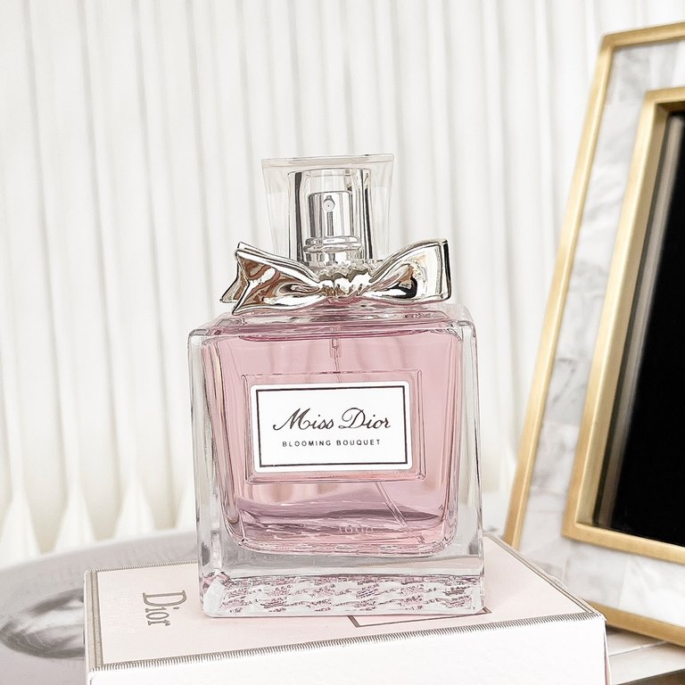 The original single quality dior dior flowers sweetheart is known as the boyfriend's favorite flavor, delicate and elegant floral fragrance is not bewitching not strong, close to the fine smell also with a trace of chu c