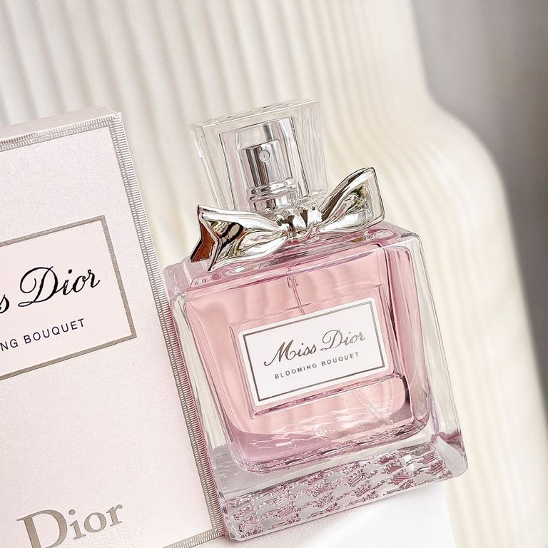 The original single quality dior dior flowers sweetheart is known as the boyfriend's favorite flavor, delicate and elegant floral fragrance is not bewitching not strong, close to the fine smell also with a trace of chu c