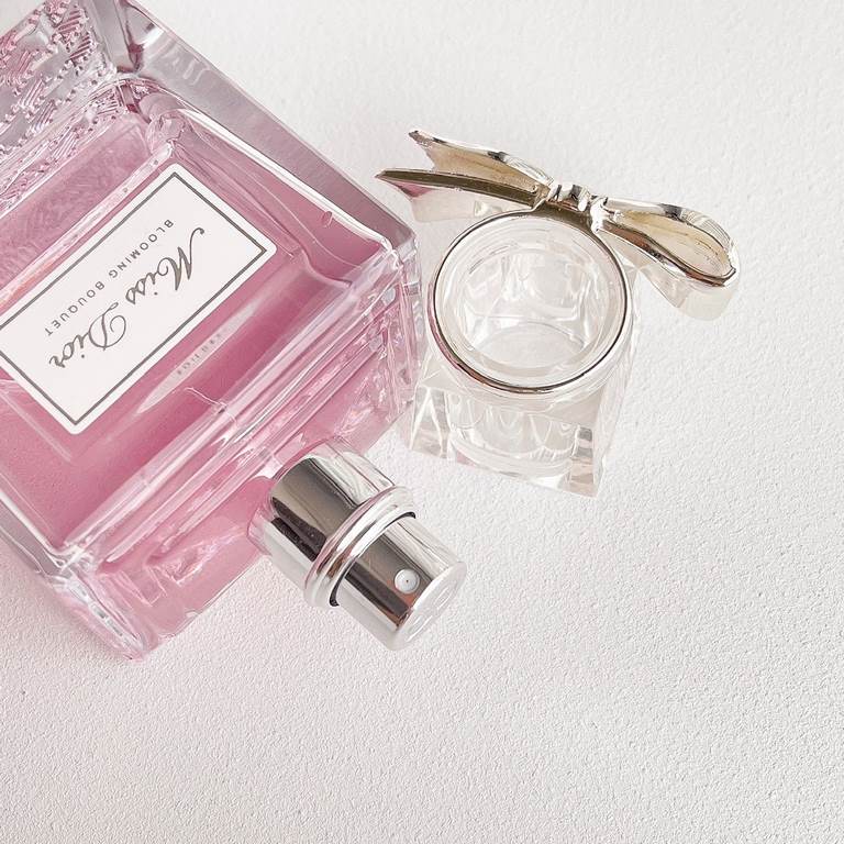 The original single quality dior dior flowers sweetheart is known as the boyfriend's favorite flavor, delicate and elegant floral fragrance is not bewitching not strong, close to the fine smell also with a trace of chu c