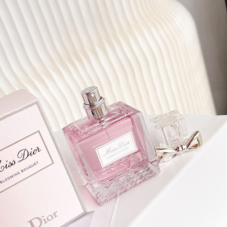 The original single quality dior dior flowers sweetheart is known as the boyfriend's favorite flavor, delicate and elegant floral fragrance is not bewitching not strong, close to the fine smell also with a trace of chu c