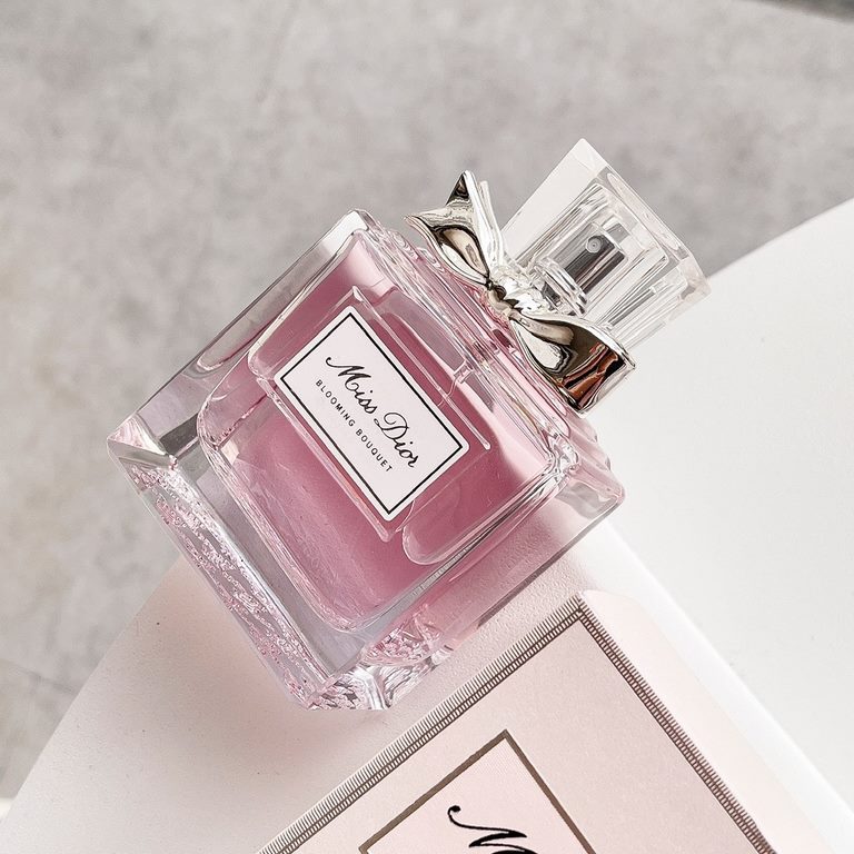 The original single quality dior dior flowers sweetheart is known as the boyfriend's favorite flavor, delicate and elegant floral fragrance is not bewitching not strong, close to the fine smell also with a trace of chu c