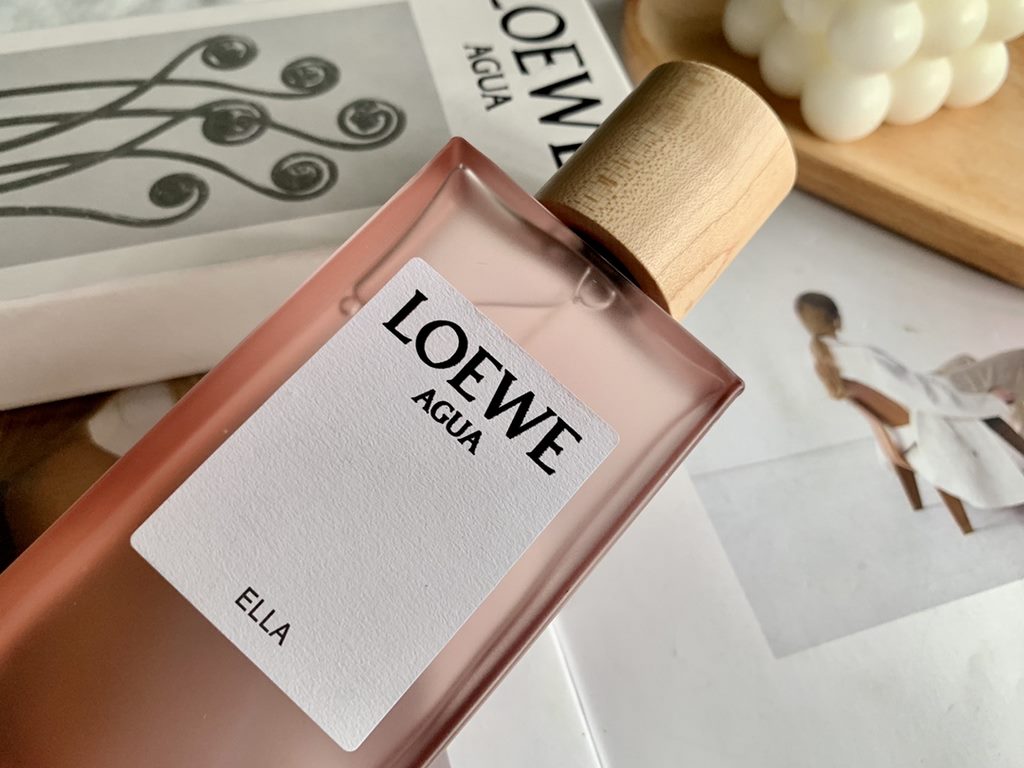 Original qualityLoewe New Energizing Violet Springs for Women Loewe Agua de Loewe Ella, 29 New Rainbow Perfume 1ml with Counter HandbagTop notes Lemon, Bergamot, Orange, Kumquat, Passion Fruit.Middle Note Bell Pepper, Ro