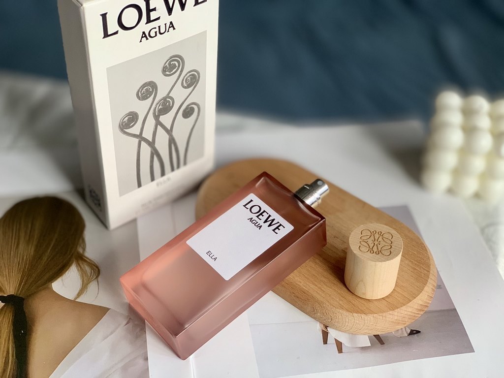 Original qualityLoewe New Energizing Violet Springs for Women Loewe Agua de Loewe Ella, 29 New Rainbow Perfume 1ml with Counter HandbagTop notes Lemon, Bergamot, Orange, Kumquat, Passion Fruit.Middle Note Bell Pepper, Ro