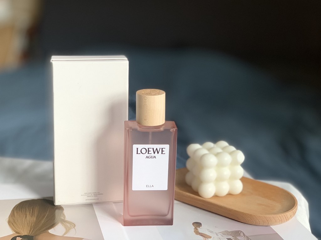 Original qualityLoewe New Energizing Violet Springs for Women Loewe Agua de Loewe Ella, 29 New Rainbow Perfume 1ml with Counter HandbagTop notes Lemon, Bergamot, Orange, Kumquat, Passion Fruit.Middle Note Bell Pepper, Ro