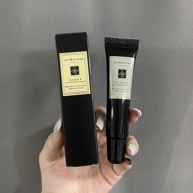 Original quality(Zumarron VE genuine two-piece set)   lip moisturizing honey 15ml   hand cream 100ml   real shot   arrived   I'm not interested in perfume, I was conquered by Zumarron Vitamin E's hand cream and lip balm,