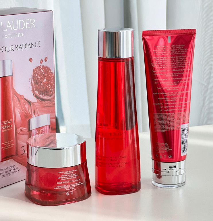 Mingtong versionDetails all right version, smell right fragrance, Mingtong market recognized version   Estee Lauder Red Pomegranate 3-piece set Mingtong version! Contains face wash 125ml, water 200ml, day cream 50ml.