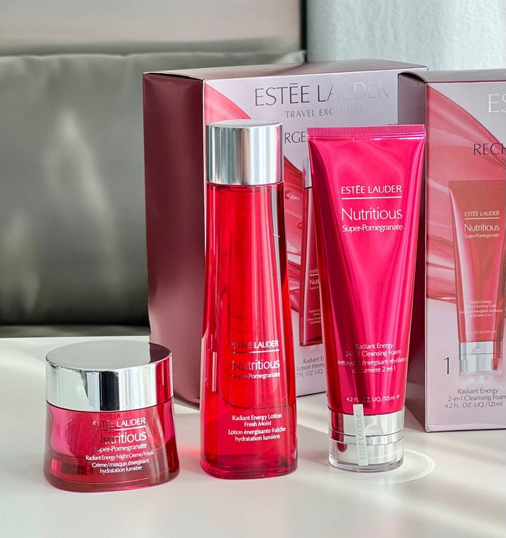 Mingtong versionDetails all right version, smell right fragrance, Mingtong market recognized version   Estee Lauder Red Pomegranate 3-piece set Mingtong version! Contains face wash 125ml, water 200ml, day cream 50ml.