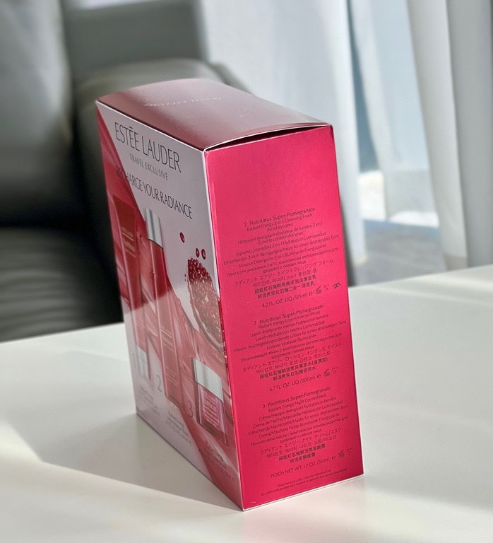 Mingtong versionDetails all right version, smell right fragrance, Mingtong market recognized version   Estee Lauder Red Pomegranate 3-piece set Mingtong version! Contains face wash 125ml, water 200ml, day cream 50ml.