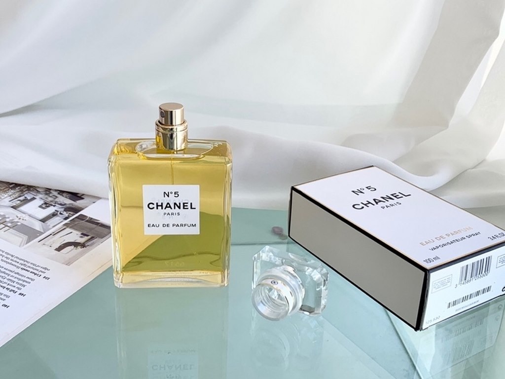 Original qualitychanel chanel no. 5 perfume edp is the world's first acetaldehyde floral perfume, more than 80 kinds of ingredients skillfully combined into this classic fragrance. The delicate floral scent sets off the 