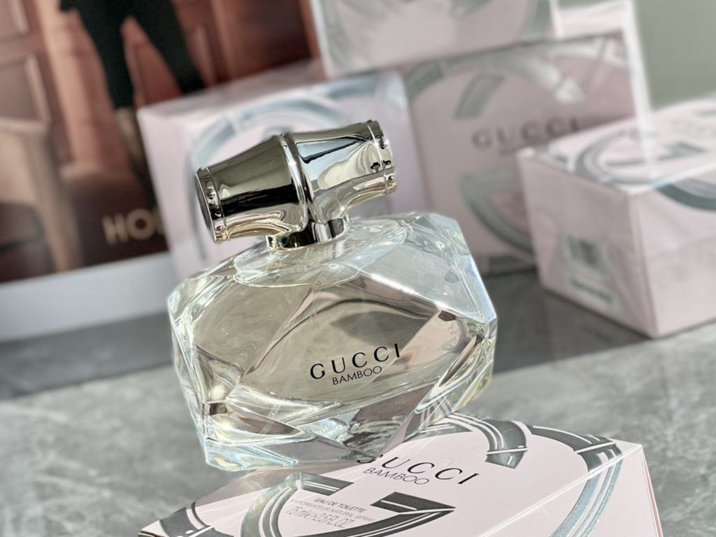 Original qualitygucci bamboo eau de toilette for women 75mlFragrance Woody floralTop note BergamotMiddle Note Ylang Ylang, Casablanca Lily, NeroliBase notes amber, sandalwood, Tahitian vanillaThe essence of the fragrance