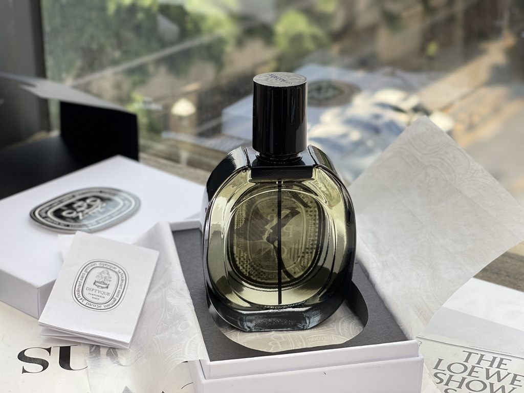 Original quality small gift boxDiptyque Black Label Duke Dream Diptyque Orpheon 75ml.Top note juniper berriesMiddle note JasmineBase notes powder, cedar and vanillaThis eau de toilette was launched to celebrate Diptyque'