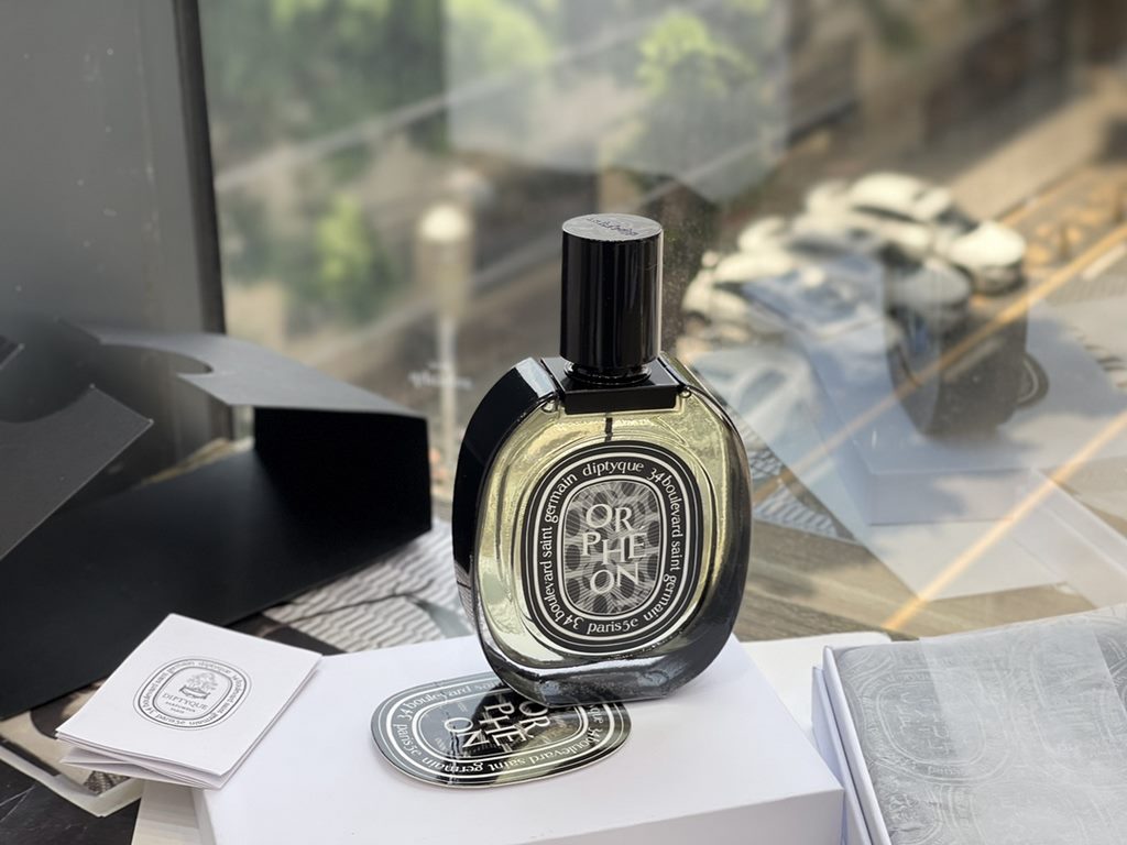 Original quality small gift boxDiptyque Black Label Duke Dream Diptyque Orpheon 75ml.Top note juniper berriesMiddle note JasmineBase notes powder, cedar and vanillaThis eau de toilette was launched to celebrate Diptyque'