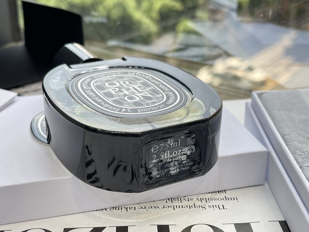 Original quality small gift boxDiptyque Black Label Duke Dream Diptyque Orpheon 75ml.Top note juniper berriesMiddle note JasmineBase notes powder, cedar and vanillaThis eau de toilette was launched to celebrate Diptyque'