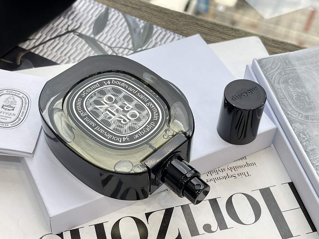 Original quality small gift boxDiptyque Black Label Duke Dream Diptyque Orpheon 75ml.Top note juniper berriesMiddle note JasmineBase notes powder, cedar and vanillaThis eau de toilette was launched to celebrate Diptyque'