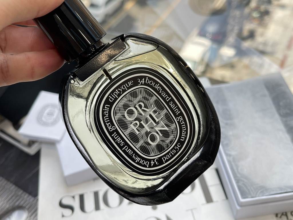 Original quality small gift boxDiptyque Black Label Duke Dream Diptyque Orpheon 75ml.Top note juniper berriesMiddle note JasmineBase notes powder, cedar and vanillaThis eau de toilette was launched to celebrate Diptyque'